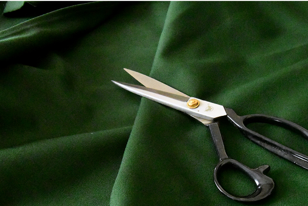 生地とハサミ
