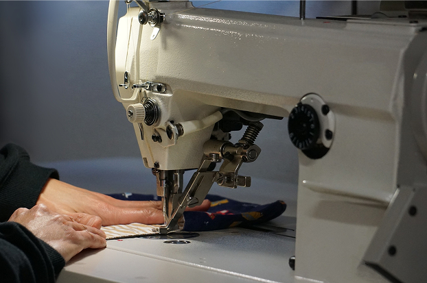 縫製作業中のミシン