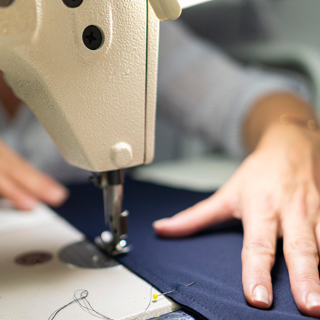 縫製加工中のミシン